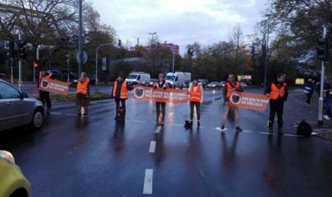 Климатични активисти блокираха летищни писти в Берлин и Мюнхен  - 1