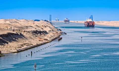 Най-големият контейнеровоз в света премина през Суецкия канал  - 1