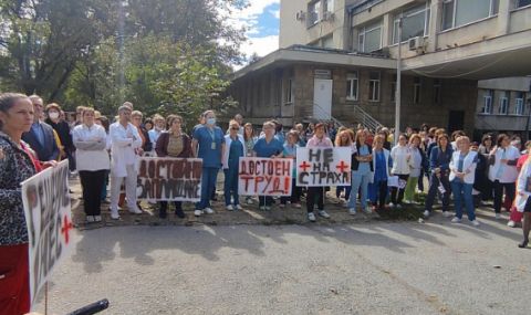 Лекари и медицински сестри от Велико Търново излязоха на протест заради ниското заплащане - 1