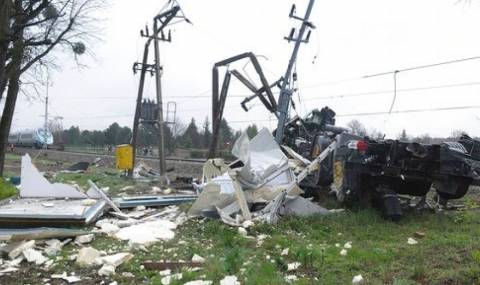 Влак помля камион в Полша - 1