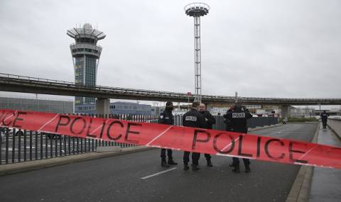 Стрелба и евакуация на летище в Париж (СНИМКИ И ВИДЕО) - 1