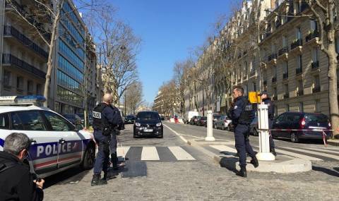 Втора стрелба в Париж, има ранен полицай - 1