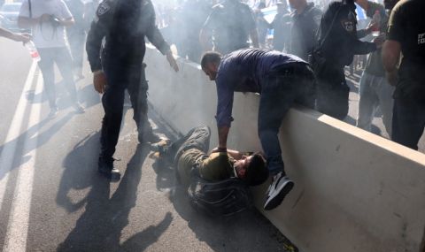 Протестите в Израел продължават, Нетаняху влиза в болница - 1