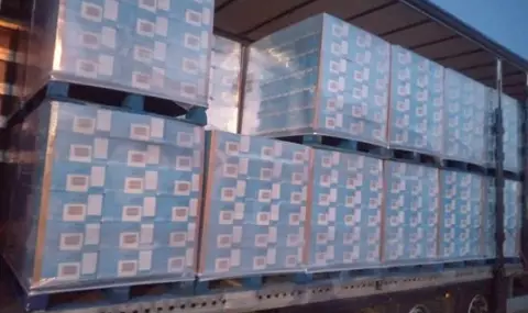 Митничари откриха над 10 хиляди кутии с цигари в български тир, пътуващ за Великобритания - 1