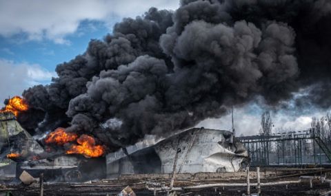 Пожари горят в Одеса след руска атака с дронове - 1