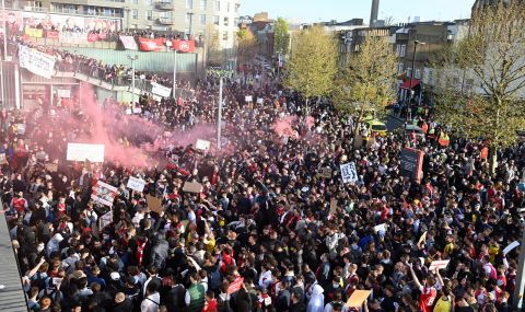 Феновете на Арсенал окупираха "Емиратс" заради протест към собственика на клуба - 1