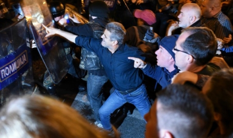 Македонците не се спират. Нова нощ на протести в Скопие - 1