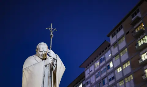 Папа Франциск остава в болница, вярващите се молят за неговото възстановяване - 1