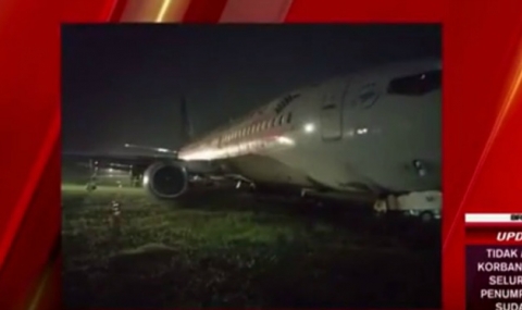 Боинг 737 излезе от пистата на индонезийско летище (ВИДЕО) - 1