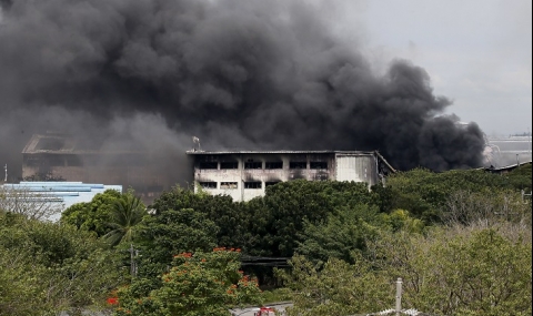 Буен пожар пламна във филипинска фабрика - 1