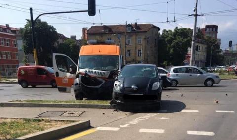Линейка и кола се удариха на кръстовище в София - 1