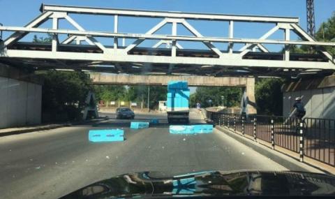 Камион се заклещи под мост в Пловдив - 1
