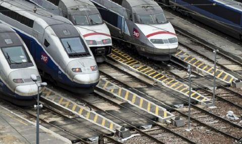 Тежък инцидент! Един човек загина при катастрофа с блъснати от влак мигранти във Франция - 1