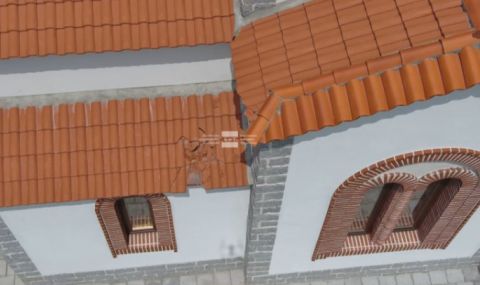 Инцидент в Пловдив: Делтапланерист падна върху покрив на храм в Стария град, невредим е   - 1