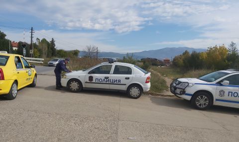 Полицейска спецоперация се провежда в Бургас - 1