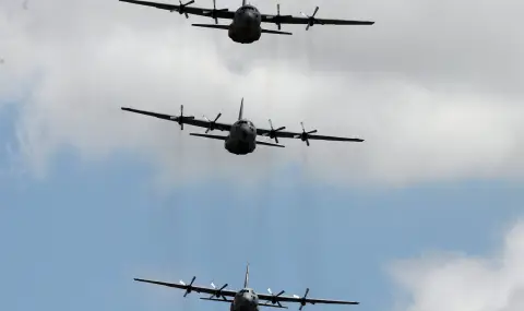 Военен самолет със 125 души на борда се разби в Колумбия - 1