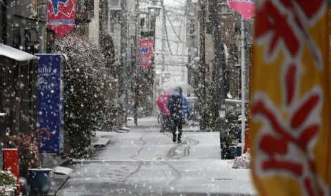 Япония е блокирана от тежка снежна буря по крайбрежието на Японско море - 1