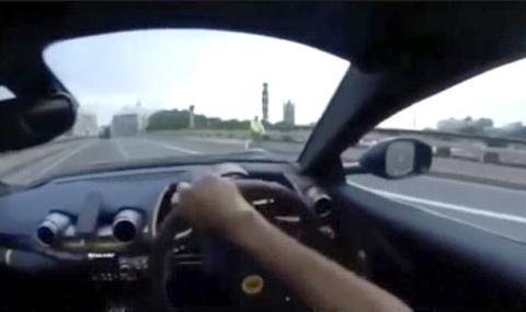 Собственик на Ferrari се засне как катастрофира на пъпа на Лондон (ВИДЕО) - 1