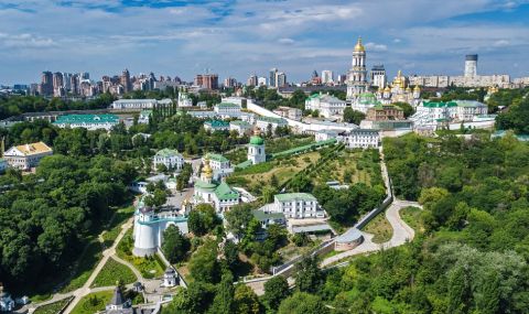 В Киевско-Печорската лавра откриха хора със съветски паспорти и 100 хиляди долара - 1
