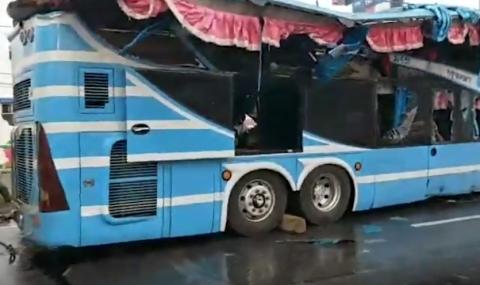 Двуетажен автобус се преобърна в Тайланд, шестима загинаха (ВИДЕО) - 1
