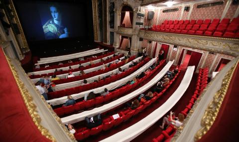 За първи път в историята си Народният театър играе 19 представления през август - 1