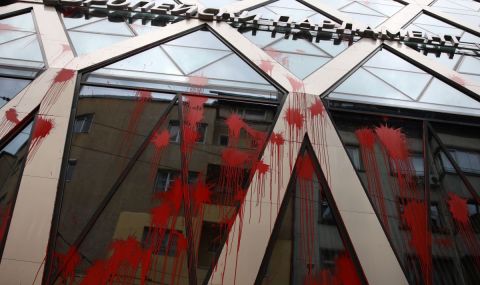 И ПП-ДБ осъдиха поругаването на сградата на ЕК в София - 1