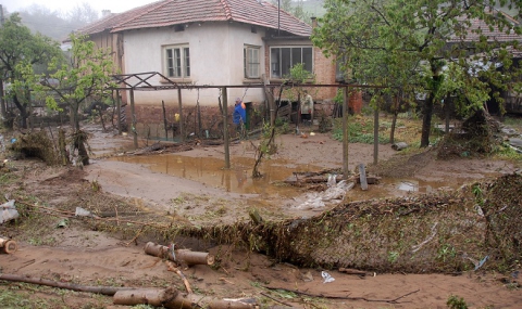 Миков обеща помощ след потопа във Видинско - 1