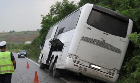 Автобус с деца се удари в камион край Търговище - 1