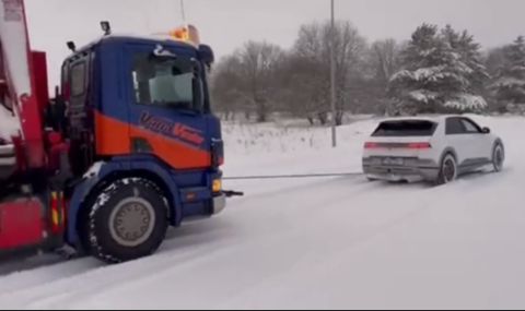 Електрически Hyundai не се затрудни да изтегли закъсал в снега камион (ВИДЕО) - 1