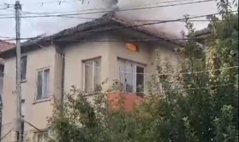 Мълния удари къща в Мездра, подпали покрива ѝ - 1