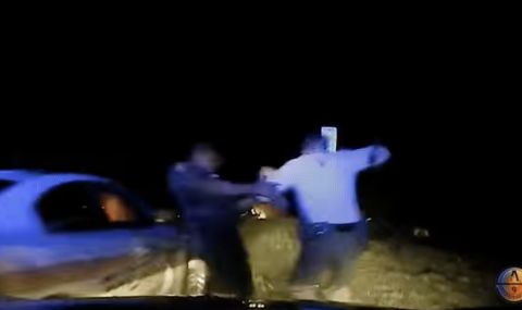 Tesla с включен автопилот за малко не уби двама полицаи, шофьорът гледал филм (ВИДЕО) - 1