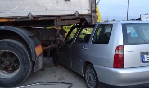 Камион отнесе пет леки автомобила в Петрич - 1