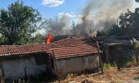 Изгоряха три къщи в Деветинци - 1