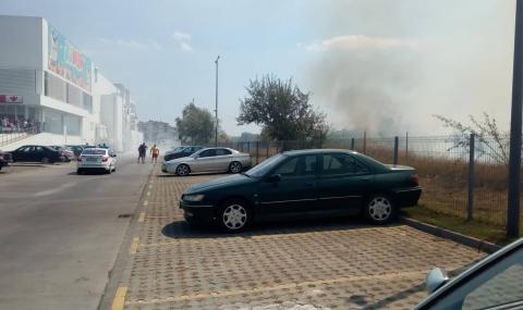 Първо във ФАКТИ: Пожар избухна на метри от &quot;Джъмбо&quot; във Варна (СНИМКИ) - 1