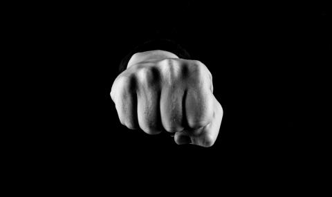 Продавачка се скара на ММА боец, че е без маска, а той... (ВИДЕО) - 1