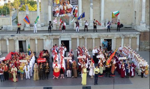 Футболни фенове окървавиха фолклорен фестивал в Пловдив с уговорен бой - 1