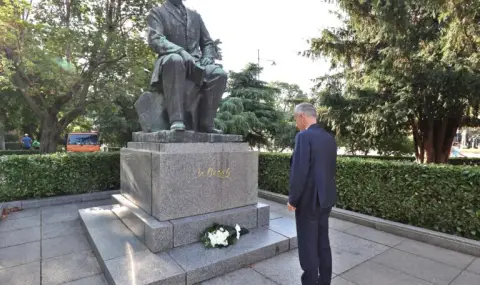 Министър Вълчев поднесе цветя на паметника на Иван Вазов - 1