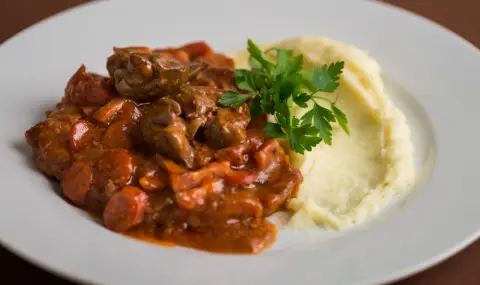 Рецепта на деня: Пьоркьолт - задушено свинско по унгарски - 1