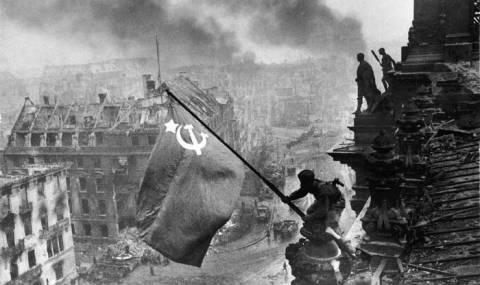 1 май 1945 г. Червеният флаг се вее над Райхстага - 1