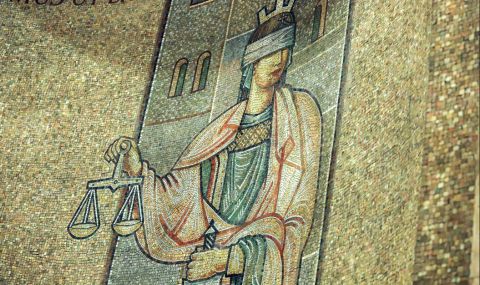 Прокуратурата поиска "Задържане под стража" на съдията, хванат с подкуп, той моли за по-лека мярка - 1