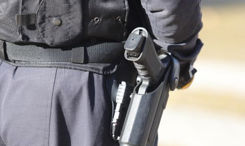 Полицаи в почивка нанесли побой над младеж пред дискотека в Плевен - 1