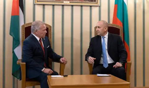 Радев на "Процеса Акаба": Наивно е да се смята, че наливайки средства в Украйна, тя ще постигне значими военни успехи - 1