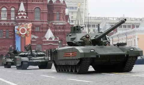 Нови технологии и иновации! Руската армия хвърля танкове с антидрон щит в опит да пробие фронта в Украйна - 1