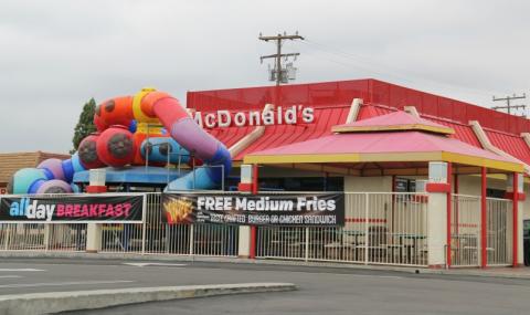 Пожарникари спасиха момиче, заклещено в McDonald's - 1
