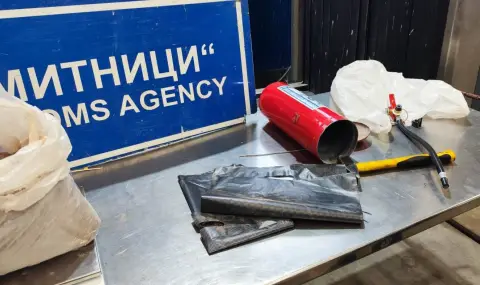 В пожарогасителя на турски автобус митничари откриха близо 5 кг хероин - 1