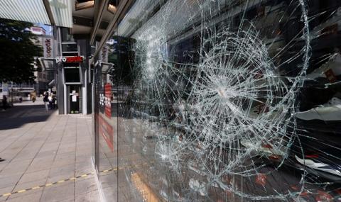 Ранени полицаи, разбити и ограбени магазини при улична война в Щутгарт (ВИДЕО) - 1