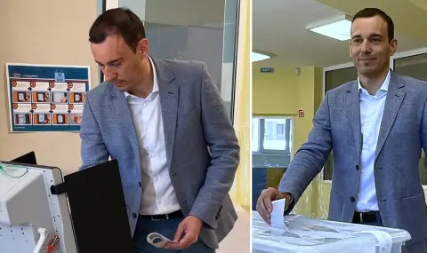 Васил Терзиев гласува с отвертка и флашка - 1