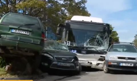 Ето как е станала катастрофата с буса, помел 7 коли в София (ВИДЕО) - 1