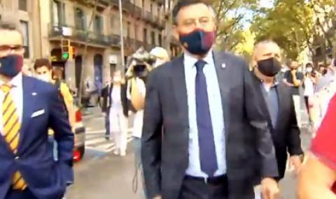 Президентът на Барселона се сблъска с фенския гняв (ВИДЕО) - 1