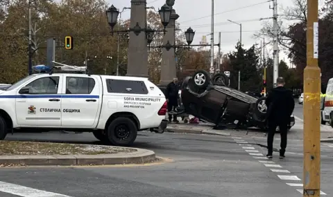 A car overturned on the roof of Orlov Most  - 1